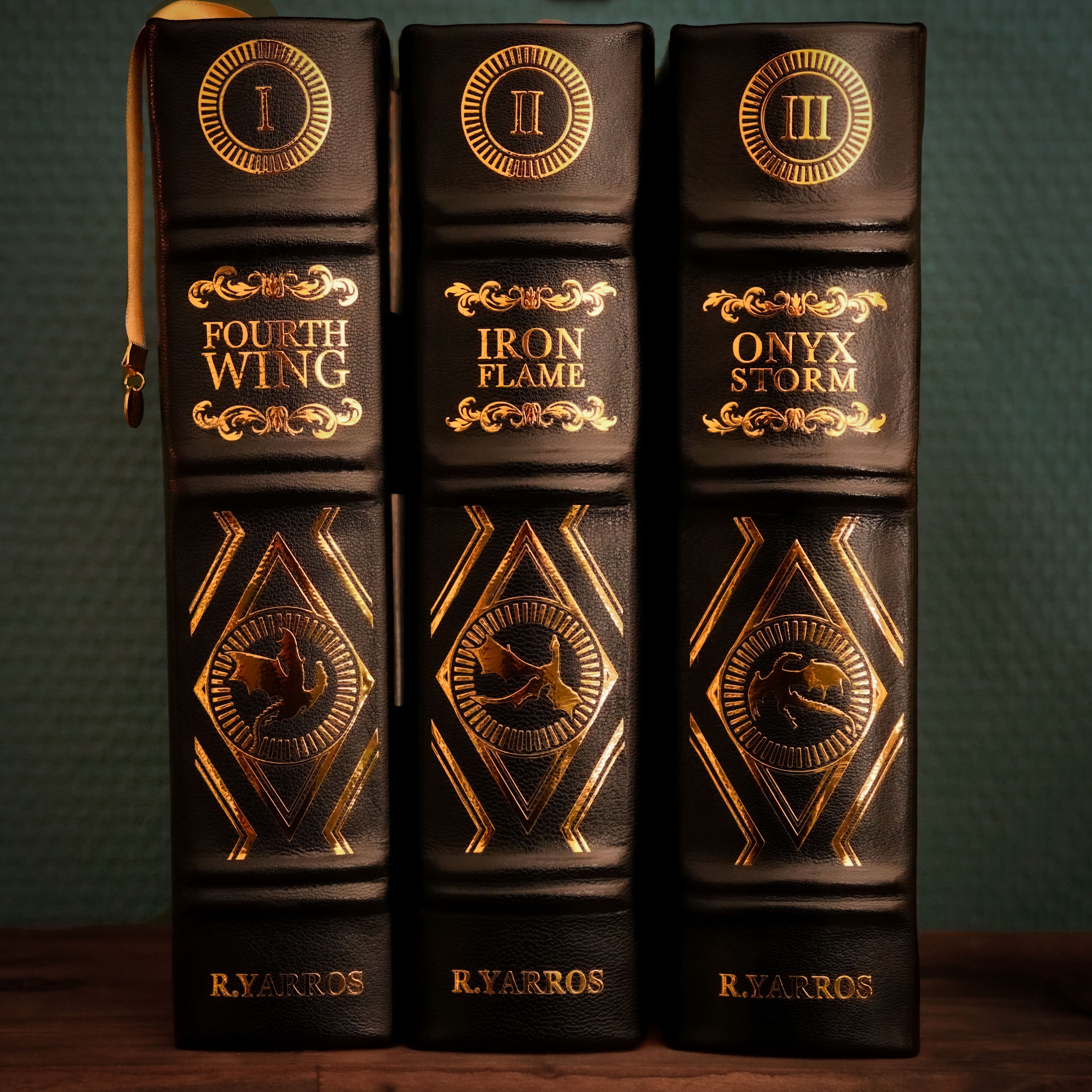 FOURTH WING (1 à 3) - Relié à la main · Cuir Véritable