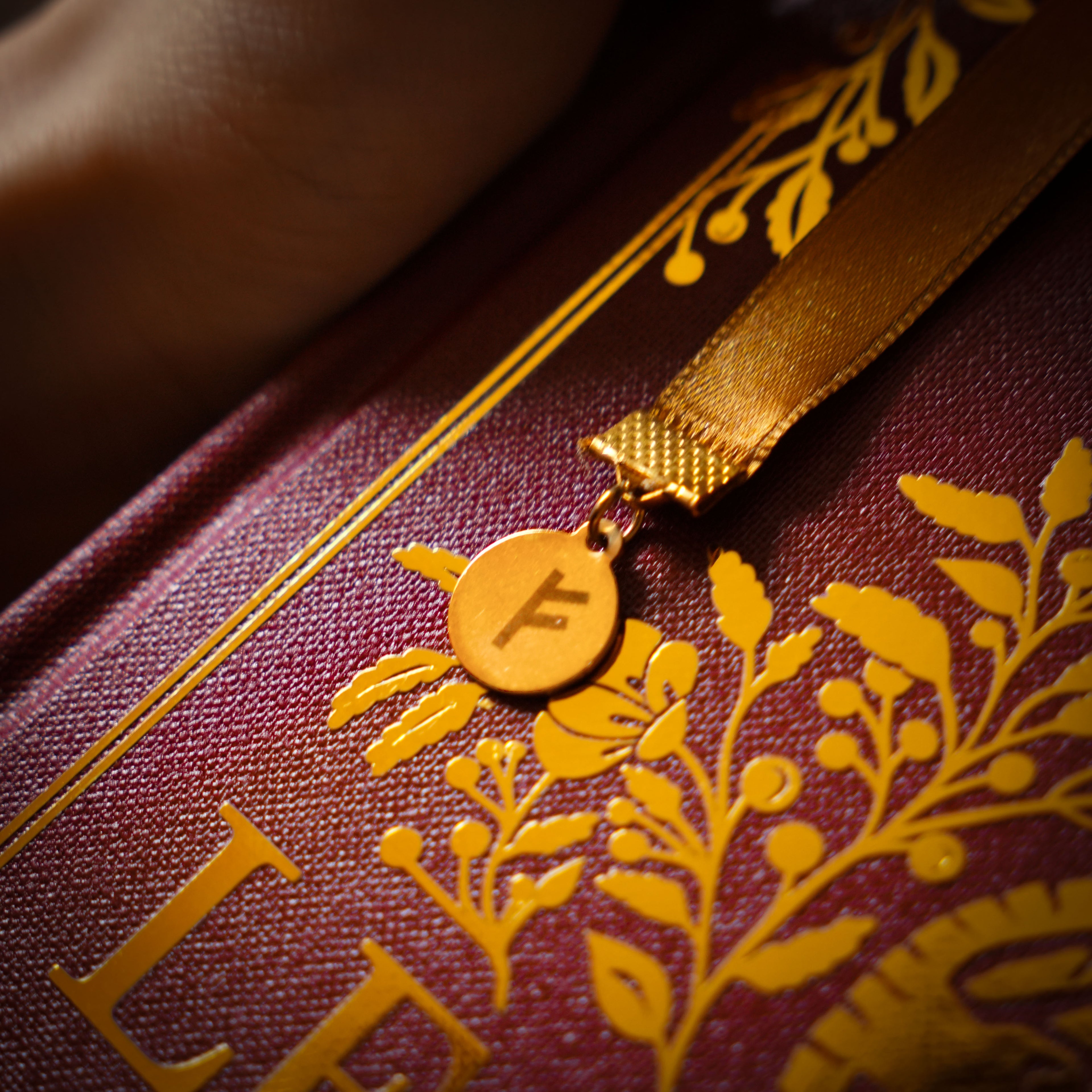 LE HOBBIT - Relié à la main (toile de reliure)