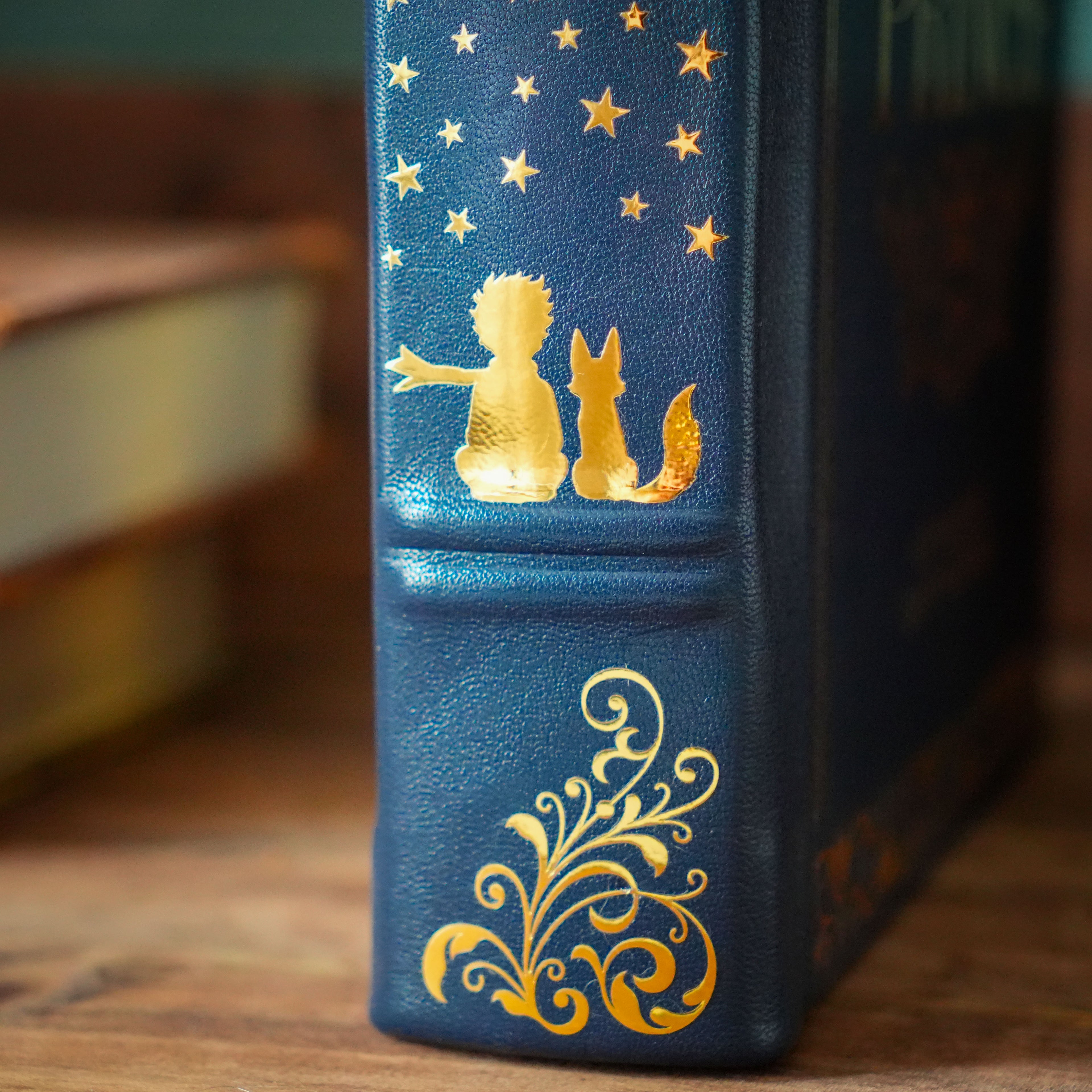 Le Petit Prince collector reliure cuir livre tranche detail